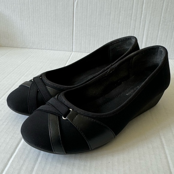 CL LAUNDRY WOMENS LOW HEEL WEDGES. BLACK SLIP ON CANVAS SHOES. GREAT CONDITION - Picture 13 of 15